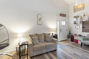 TV connectée, cheminée, livres