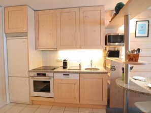 Fridge, microwave, oven, dishwasher - Comfortable apartment for 6 with balcony and parking in Les Gets (Les Gets)