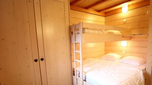 A bunk bed room with a wooden wardrobe and a ladder. - Comfortable apartment for 6 with balcony and parking in Les Gets (Les Gets)