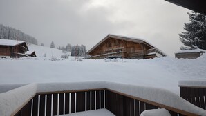A wooden chalet with a snow-covered roof and a sign reading "Le Chasse Montagne." - Comfortable apartment for 6 with balcony and parking in Les Gets (Les Gets)