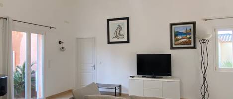 Tv, böcker och datorskärmar