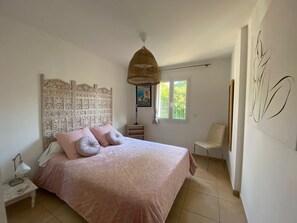 2 chambres, bureau, fer et planche à repasser, lit parapluie