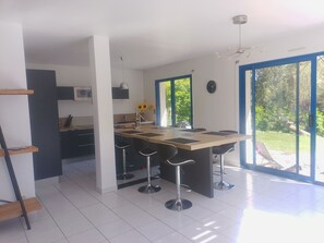 Fridge, microwave, oven, stovetop - Charming seaside villa (Plomeur)