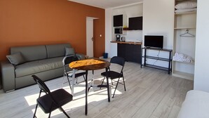 TV - Bright 2-4 pers. loft with terrace and on-site restaurant (Lacroix-sur-Meuse)