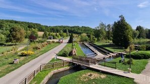 A canal with a bridge, surrounded by greenery and a clear sky. - Bright 2-4 pers. loft with terrace and on-site restaurant (Lacroix-sur-Meuse)