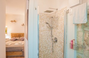 Shower, hair dryer, bidet, towels