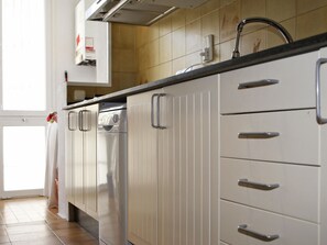 Mikrobølgeovn, ovn, oppvaskmaskin og kaffetrakter/tekoker