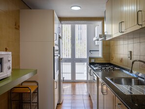 Microwave, oven, dishwasher, coffee/tea maker