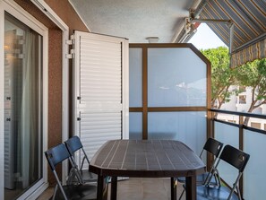 Outdoor dining - Apartment in Torredembarra with Shared Pool and Terrace (Torredembarra)