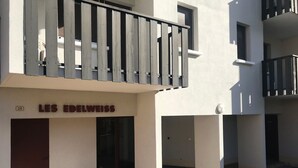 A building with a sign reading "LES EDELWEISS" and a balcony with a metal railing. - Cozy studio for 4, balcony, in Samoëns (Samoëns)