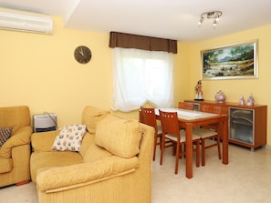 TV - 2-Story House with Air Conditioning and Terrace (Creixell)