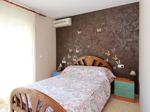 3 bedrooms, bed sheets