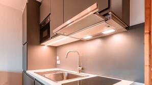 Una cucina moderna con elettrodomestici in acciaio inossidabile, un lavello a due vasche e un piano di lavoro elegante.