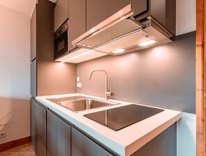 ثلاجة، ميكروويف، فرن، غسالة أطباق