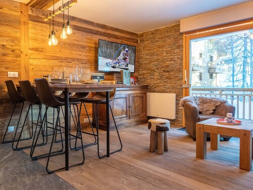 Renovated apartment in Alpe d'Huez center with parking and wifi