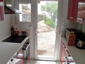 Jääkaappi, mikroaaltouuni, uuni, astianpesukone