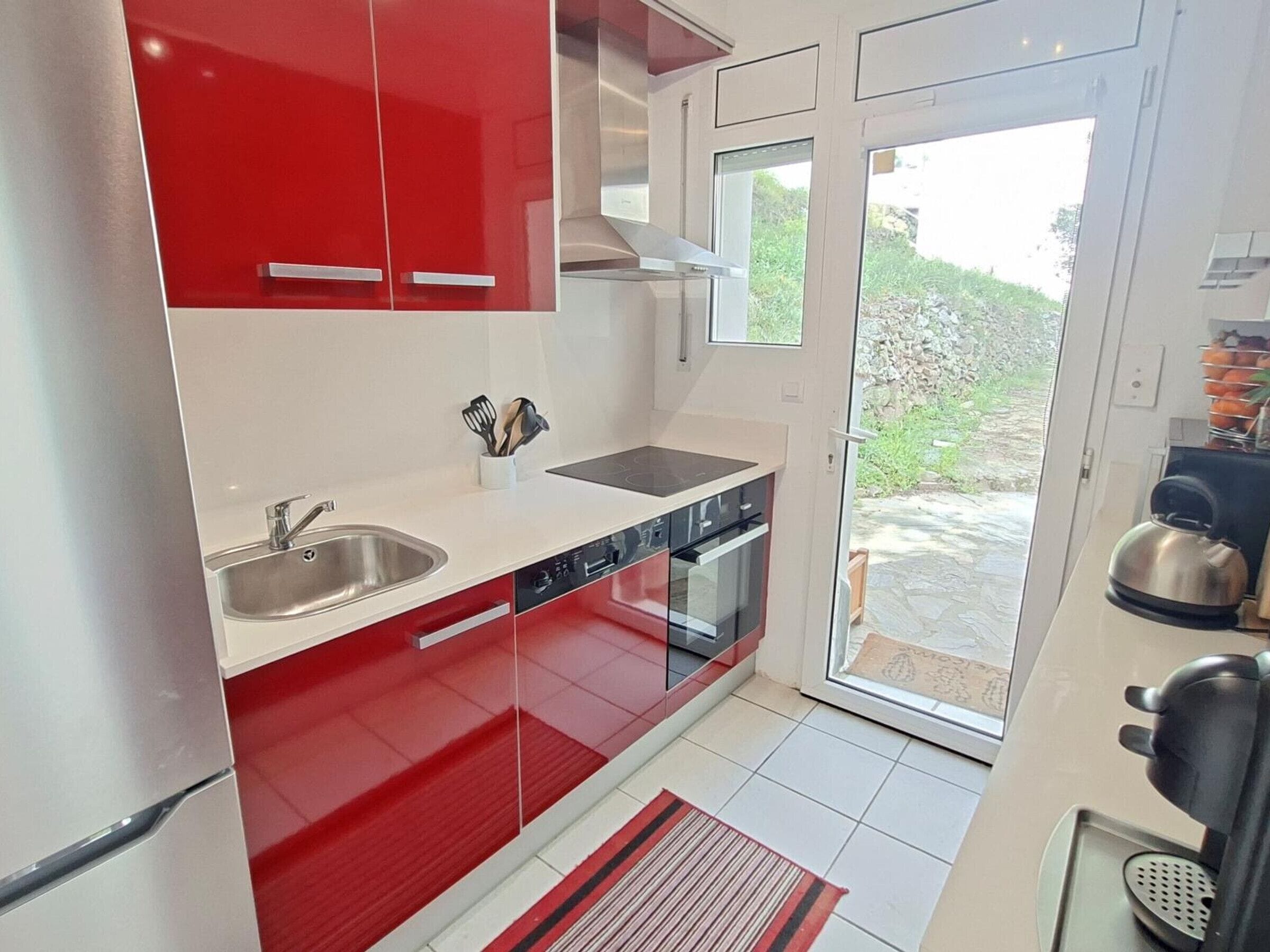 Een koelkast, een microgolfoven, een oven, een vaatwasser
