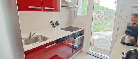 Een koelkast, een microgolfoven, een oven, een vaatwasser