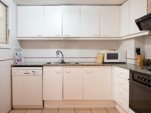Mikrowelle, Ofen, Geschirrspüler, Wasserkocher mit Kaffee-/Teezubehör