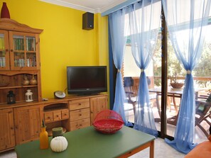 TV - Seafront apartment with pool access and parking (Torredembarra)