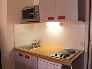 Kokeplater, oppvaskmaskin og kaffetrakter/tekoker