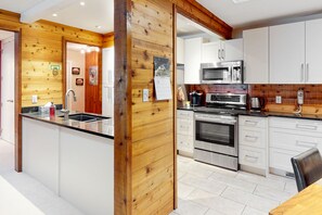 Fridge, microwave, oven, stovetop - Wonderful ski-in/out condo with balcony, full kitchen, WiFi, & cable (Beaverdell)