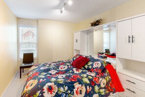 1 bedroom, iron/ironing board, Internet, bed sheets - Wonderful ski-in/out condo with balcony, full kitchen, WiFi, & cable (Beaverdell)