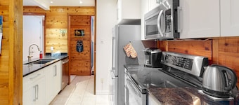 Wonderful ski-in/out condo with balcony, full kitchen, WiFi, & cable