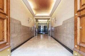 Interior - Cozy apartment of about 90 sqm, which can accommodate up to 4 people, located on the first floor of a period building with lift (4 steps to access it). The property is located in Prati district, just a 10-minute walk from Castel Sant’Angelo and a 15-mi (Roma)