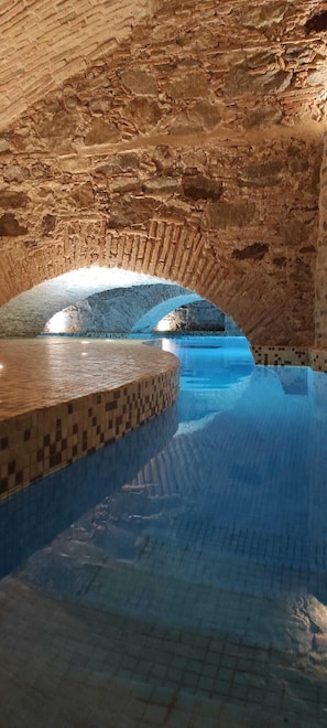 Una piscina cubierta, una piscina al aire libre de temporada, tumbonas