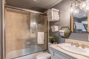 Ensemble douche/baignoire, sèche-cheveux, serviettes fournies