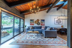 Smart TV, fireplace, stereo