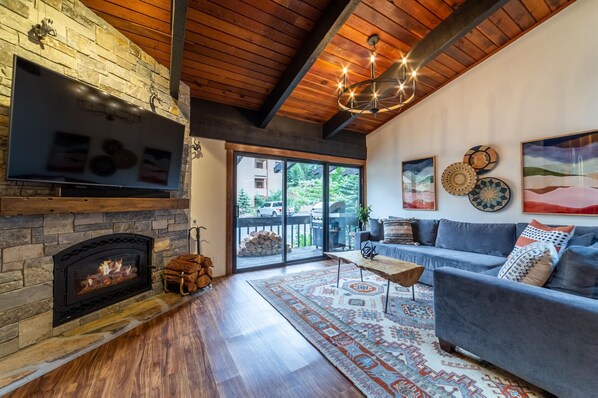 Smart TV, fireplace, stereo