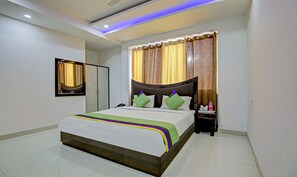 Habitación estándar | Escritorio y tabla de planchar con plancha