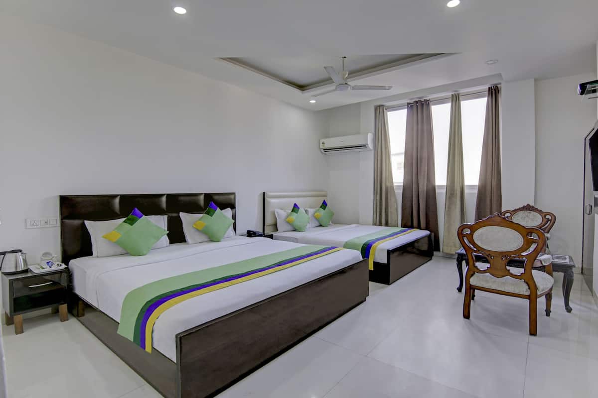 Deluxe Room | Desk, iron/ironing board