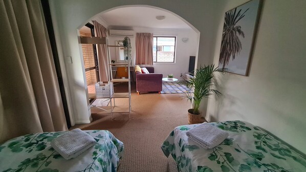 2 bedrooms, desk, iron/ironing board, Internet - Holiday accommodation in fantastic location (Robertson)