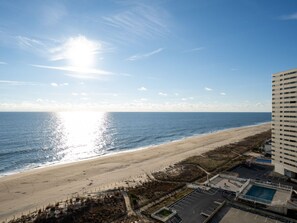 Beach - Oceanfront Studio for up to 3, indoor and outdoor pool! (Ocean City)