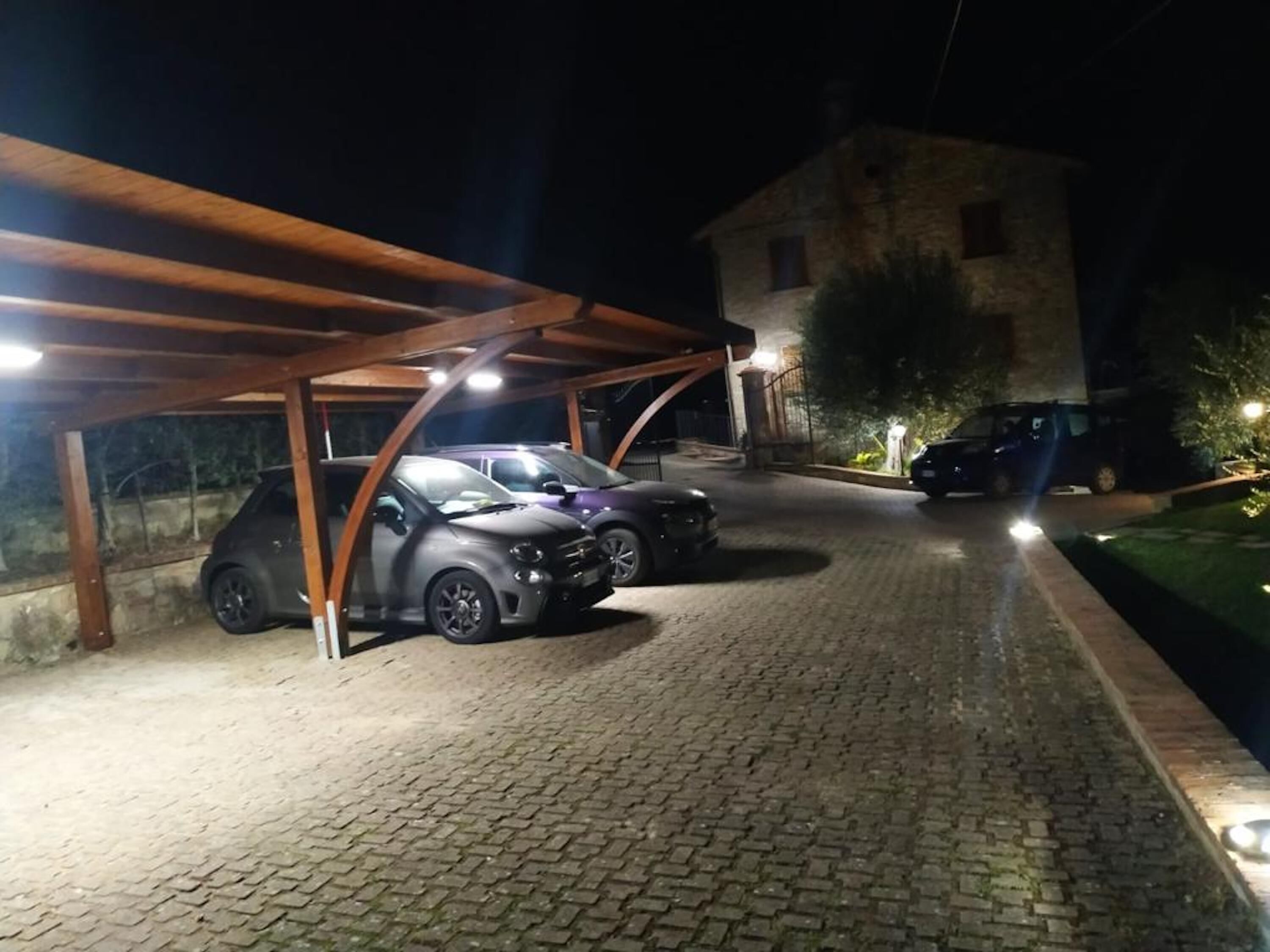 Ein überdachter Parkbereich mit zwei darunter abgestellten Autos.