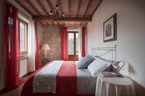 2 عدّة غرف نوم وواي فاي مجا�نًا وملاءات أسرّة