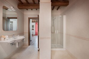 Baignoire, baignoire à jets, sèche-cheveux, bidet