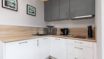 Refrigerador, microondas, parrilla de estufa y cafetera y tetera