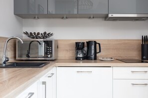 Fridge, microwave, stovetop, coffee/tea maker - Comfortable Studio | Parking, SPA, Close to the Beach (Kołobrzeg)