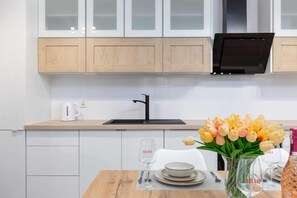 Fridge, oven, stovetop, dishwasher