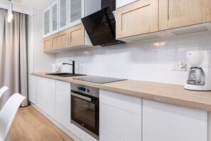 Refrigerador, horno, parrilla de estufa y lavavajillas 