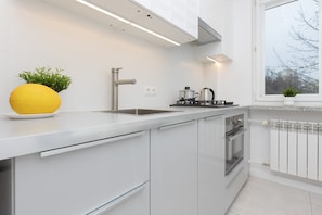 Fridge, microwave, stovetop, dishwasher