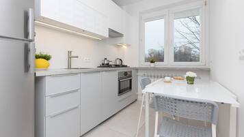 Kühlschrank, Mikrowelle, Herdplatte, Geschirrspüler