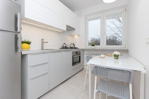 Fridge, microwave, stovetop, dishwasher