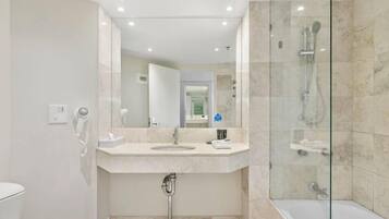 Combined shower/bathtub, free toiletries, hair dryer, towels