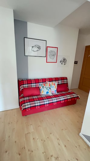 Comfort Studio | Living area | 34-cm LED TV with cable channels, TV - Mia House  (Rome)