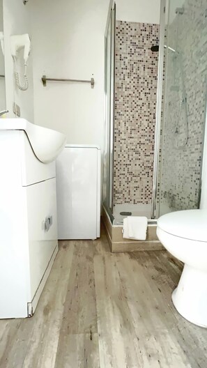 舒適開放式客房 | 浴室 | 淋浴設備、吹風機、毛巾、肥皂